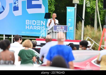 North Miami, Florida, USA. Okt. 2020. Der ehemalige US-Präsident Barack Obama spricht am 24. Oktober 2020 in North Miami, Florida, zur Unterstützung des Präsidentschaftskandidaten Joe Biden. Obama kämpft für seinen ehemaligen Vizepräsidenten vor der Wahl am 3. November. Quelle: Mpi10/Media Punch/Alamy Live News Stockfoto