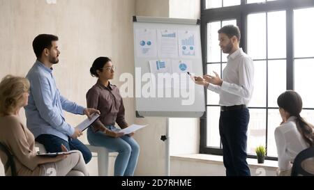 Kaukasischer männlicher Sprecher präsentieren Projekt auf Flipchart Stockfoto