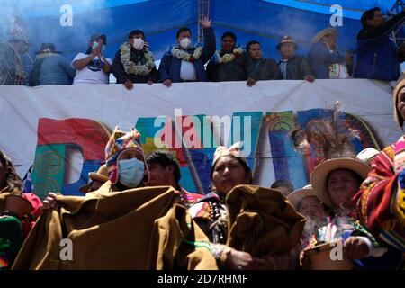 El Alto, Bolivien. Okt. 2020. Der gewählte bolivianische Präsident, Luis Arce Catacora (C, oben), begrüßt seine Anhänger während einer Feier der Partei Bewegung zum Sozialismus (MAS) für die Ergebnisse der Parlamentswahlen am 24. Oktober 2020 in El Alto, Bolivien. Quelle: Mateo Romay/Xinhua/Alamy Live News Stockfoto