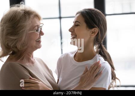 Lächelnd ältere Mutter und Erwachsene Tochter haben Spaß Stockfoto