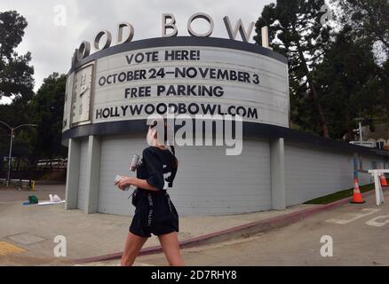 Los Angeles, Usa. Oktober 2020. Eine Frau geht am ersten Tag der frühen Abstimmung am Samstag, dem 24. Oktober 2020, am Eingang zum Hollywood Bowl vorbei, einem von 118 persönlichen Wahlzentren im gesamten Los Angeles County. Das Konzept des Wahlzentrums ersetzt das traditionelle Reviersystem, das die Wähler dazu verpflichtet, am Wahltag an bestimmten Orten Stimmzettel abzugeben, um die Bewohner zu ermutigen, ihre Stimmzettel für die Präsidentschaftswahlen im November frühzeitig abzugeben. Foto von Jim Ruymen/UPI Kredit: UPI/Alamy Live Nachrichten Stockfoto