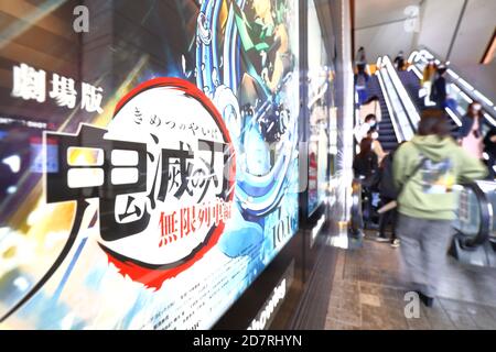 Am 23. Oktober 2020 wird vor einem Kino in Tokio, Japan, ein animierter Film mit dem beliebten japanischen Manga "Demon Slayer: Kimetsu no Yaiba The Movie: Infinite Train" gezeigt. Quelle: Naoki Nishimura/AFLO/Alamy Live News Stockfoto