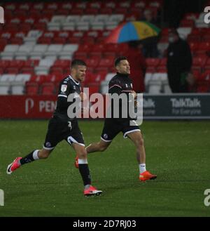 Salford, Großbritannien. 24. Oktober 2020 Fernsehpersönlichkeit Mark Wright erwärmt sich nach dem Sky Bet League zwei Spiel zwischen Salford City und Crawley Town. Kredit: James Boardman / Alamy Live Nachrichten Stockfoto