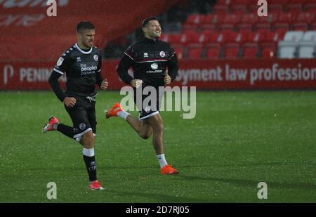 Salford, Großbritannien. 24. Oktober 2020 Fernsehpersönlichkeit Mark Wright erwärmt sich nach dem Sky Bet League zwei Spiel zwischen Salford City und Crawley Town. Kredit: James Boardman / Alamy Live Nachrichten Stockfoto