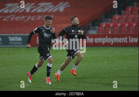 Salford, Großbritannien. 24. Oktober 2020 Fernsehpersönlichkeit Mark Wright erwärmt sich nach dem Sky Bet League zwei Spiel zwischen Salford City und Crawley Town. Kredit: James Boardman / Alamy Live Nachrichten Stockfoto