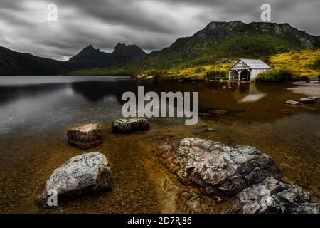 Berühmter Bootsschuppen mit Cradle Mountain im Hintergrund. Stockfoto