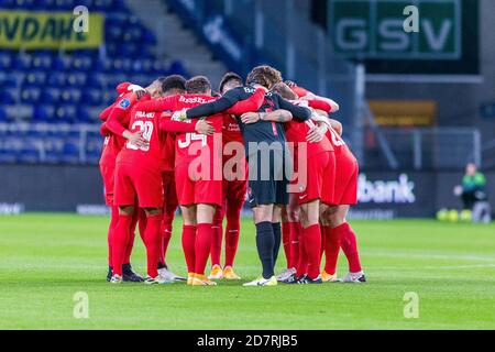 Broendby, Dänemark. Okt. 2020. Die Spieler des FC Midtjylland versammelten sich vor dem 3F Superliga-Spiel zwischen Broendby IF und FC Midtjylland im Broendby Stadion in Broendby. (Foto Kredit: Gonzales Foto/Alamy Live News Stockfoto