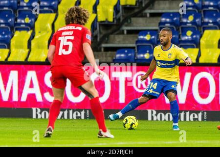 Broendby, Dänemark. Okt. 2020. Kevin Mensah (14) von Broendby, WENN er während des 3F Superliga Spiels zwischen Broendby IF und FC Midtjylland im Broendby Stadion in Broendby gesehen wurde. (Foto Kredit: Gonzales Foto/Alamy Live News Stockfoto