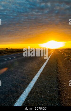 90 Mile Straight, der längste Abschnitt der geraden Straße in Australien und einer der längsten der Welt. Stockfoto