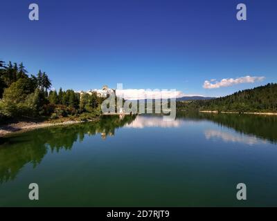 Schloss in Niedzica vom Damm am Czorsztyn See aus gesehen. Stockfoto