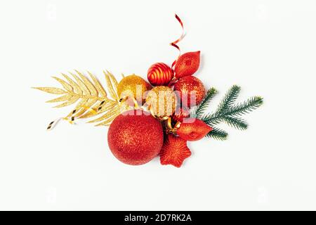 Festliche weihnachtliche Flachanlage mit Tannenzweigen, Weihnachtsdekorationen und Bändern auf weißem Hintergrund mit Kopierfläche. Stockfoto