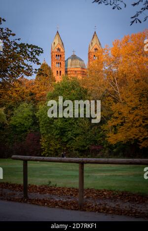 Wetter, Deutschland, Rheinland Pfalz, Speyer, Gipfelsau, Oktober 25. Herbstliche Stimmung am Morgen des 25.10.2020 in Speyer mit Blick auf den Dom. Stockfoto