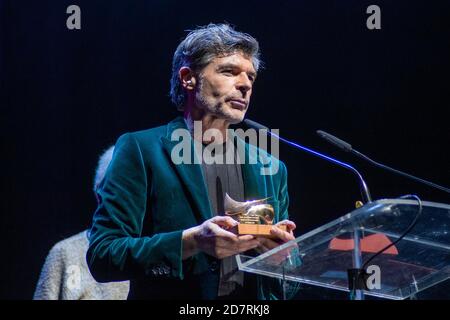 Nacho Guerreros erhält seinen Preis vom 'Union de Actores' Award 2020 beim Teatro Circo Price in Madrid, Spanien.09. März 2020. (Oscar Gil / Alfa Images Stockfoto