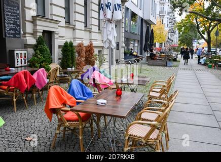 Berlin, Deutschland. Oktober 2020. Leere Tische und unbesetzte Stühle stehen vor einem Restaurant im Prenzlauer Berg. Aufgrund der kühlen Temperaturen wurden bunte Decken vorbereitet. Quelle: Jens Kalaene/dpa-Zentralbild/ZB/dpa/Alamy Live News Stockfoto