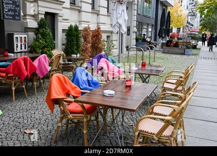 Berlin, Deutschland. Oktober 2020. Leere Tische und unbesetzte Stühle stehen vor einem Restaurant im Prenzlauer Berg. Aufgrund der kühlen Temperaturen wurden bunte Decken vorbereitet. Quelle: Jens Kalaene/dpa-Zentralbild/ZB/dpa/Alamy Live News Stockfoto