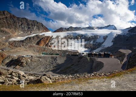 Der Tiefenbachgletscher bei Solden in den Otztaler Alpen in Tirol, Österreich. Im Winter ist der Gletscher mit der Seilbahn und von sp Stockfoto