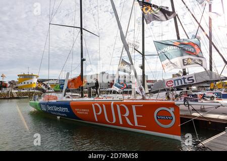 LES SABLES D'OLONNE, FRANKREICH - 19. OKTOBER 2020: Romain Attanasio Boot (Pure - Best Western) auf dem Vendee Globe 2020 Ponton am 19,2020. Oktober. Stockfoto