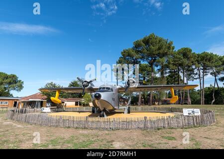 Das einzige Museum für Wasserflugzeuge in Frankreich befindet sich am See Biscarrosse. Dieser US Grumman HU-16A Albatross (1951) wurde am Eingang des Museums installiert Stockfoto