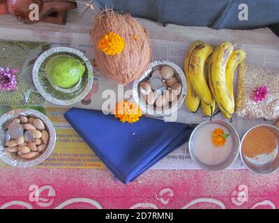 Früchte und andere Zutaten wurden als Opfergaben für Götter aufbewahrt Gebet nach hinduistischen Ritualen Stockfoto