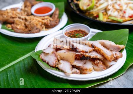 Street Food gegrillter Schweinefleisch Hals, gegrilltes Schweinefleisch mit würziger Sauce ist eines der beliebtesten Thai-Gerichte. Thailändische Küche. Stockfoto