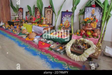 Früchte und andere Zutaten wurden als Opfergaben für Götter aufbewahrt Gebet nach hinduistischen Ritualen Stockfoto