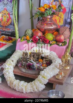 Früchte und andere Zutaten wurden als Opfergaben für Götter aufbewahrt Gebet nach hinduistischen Ritualen Stockfoto