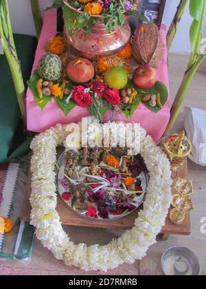 Früchte und andere Zutaten wurden als Opfergaben für Götter aufbewahrt Gebet nach hinduistischen Ritualen Stockfoto