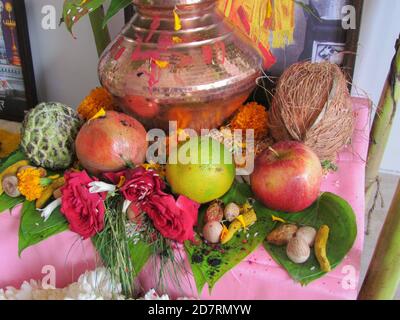 Früchte und andere Zutaten werden vor dem Gebet als Opfergaben für Gott aufbewahrt Nach hinduistischen Ritualen Stockfoto