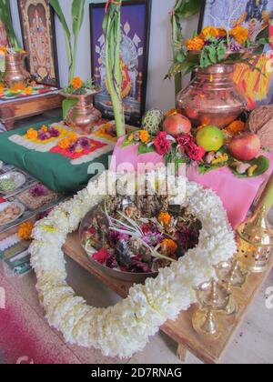 Früchte und andere Zutaten werden vor dem Gebet als Opfergaben für Gott aufbewahrt Nach hinduistischen Ritualen Stockfoto