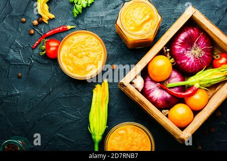 Zucchini Gemüsesnack im Sommer.köstliche Zucchini Kaviar in einem Glas Stockfoto