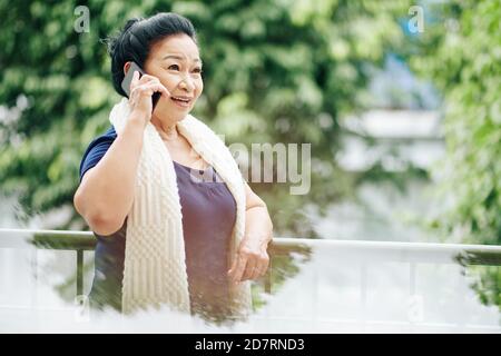 Ältere Frau am Telefon Stockfoto