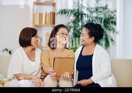 Ältere Frauen sehen lustige Videos Stockfoto