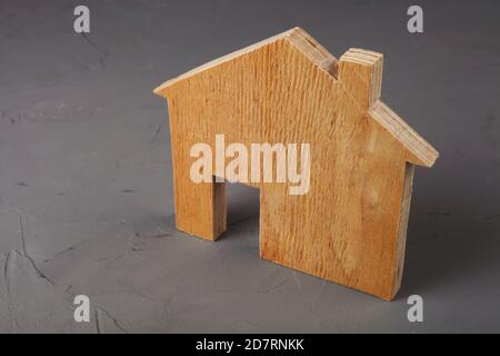 Holzmodell eines Hauses auf einem betonierten Hintergrund, Nahaufnahme. Stockfoto