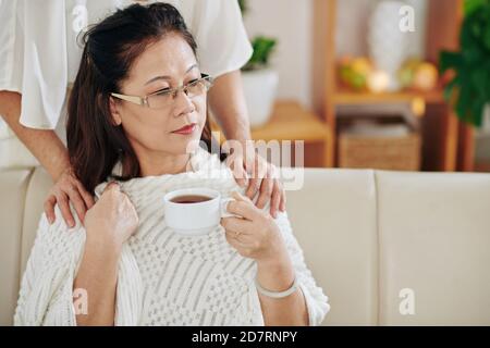 Ältere Frau, die Freundin unterstützt Stockfoto