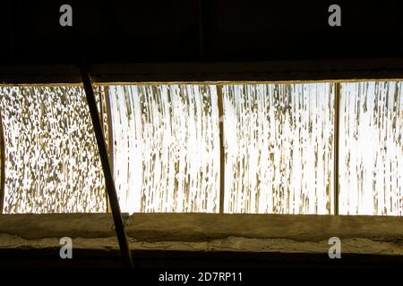 Alte Fenster im alten Gebäude in der Fabrik, Tageslicht Stockfoto