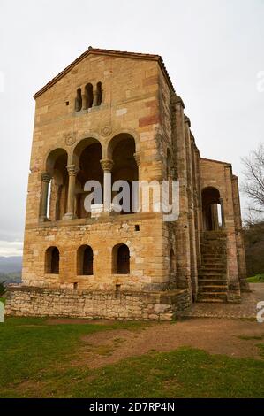 Außenansicht der vorromanischen Kirche der Heiligen Maria aus dem IX. Jahrhundert auf dem Monte Naranco an einem regnerischen bewölkten Tag (Santa María del Naranco, Oviedo, Asturien, Spanien) Stockfoto