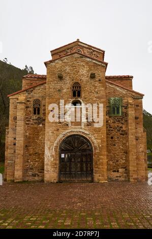 Außenansicht der vorromanischen Kirche St. Michael von Lillo aus dem IX. Jahrhundert an einem regnerischen bewölkten Tag (San Miguel de Lillo, Naranco, Oviedo, Asturien, Spanien) Stockfoto