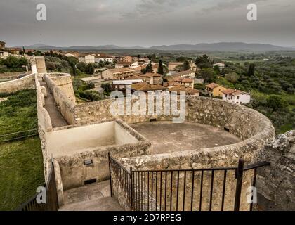 Oben auf der Burgmauer von Magliano in Toscana, Italien Stockfoto