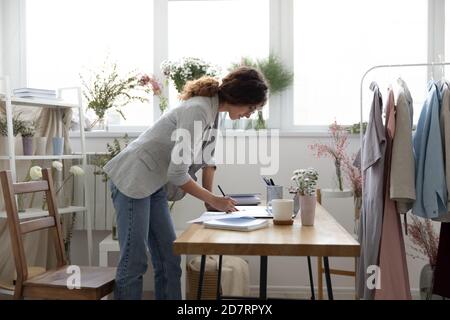 Kaukasische Designerin arbeitet in einem eigenen Modeatelier Stockfoto