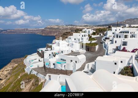 Akrotiri, Santorini Island, Griechenland - 18. September 2020: Weiße Villen am Rande der Caldera. Blick auf die Ägäis. Stockfoto