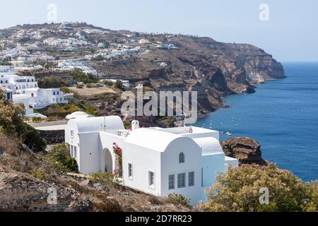 Akrotiri, Santorini Island, Griechenland - 18. September 2020: Weiße Villen am Rande der Caldera. Blick auf die Ägäis. Stockfoto