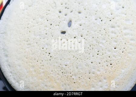 Großer runder Pfannkuchen auf elektrischer Bratpfanne Stockfoto