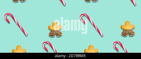 Frohe Weihnachten Süßigkeiten Dose und Ginger Snap Banner in Reihe auf blauem Hintergrund. Weihnachtsmuster. Stockfoto