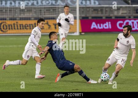 Kansas City, Kansas, USA. Okt. 2020. Sporting KC Mittelfeldspieler Roger Espinoza #15 (Mitte) versucht ein Tackle gegen die Verteidigung von Colorado Rapids Mittelfeldspieler Jack Price #19 (r) während der zweiten Hälfte des Spiels. Links sehen Sie den Colorado Rapids Vorwärts-/Mittelfeldspieler Nicolas Mezquida #20. Kredit: Serena S.Y. Hsu/ZUMA Wire/Alamy Live News Stockfoto