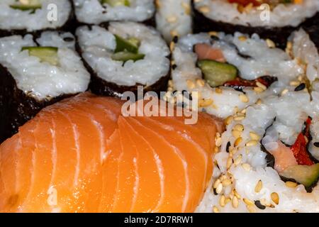 Sushi rollt auf einem Teller Nahaufnahme mit selektivem Fokus Stockfoto