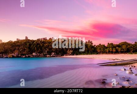 Fantastische Küste und Strand unter Sonnenuntergang in Manly Stockfoto