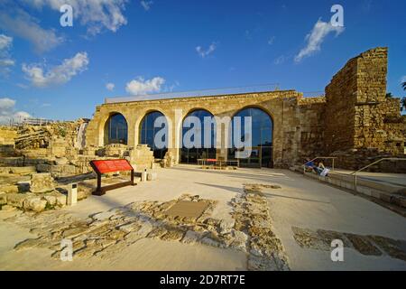 Israel, Caesarea Außenansicht des neuen Museumsgebäudes vor Ort Stockfoto