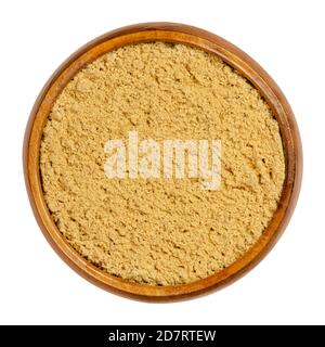 Ingwer in einer Holzschüssel gemahlen. Gepuderte trockene Ingwerwurzel, ein gelbes Pulver, als Gewürz und in der Volksmedizin verwendet. Geriebene Rhizome von Zingiber officinale. Stockfoto
