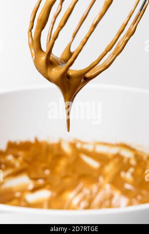 Schneebesen mit Schlagsahne. Dalgona Kaffeezubereitung Stockfoto