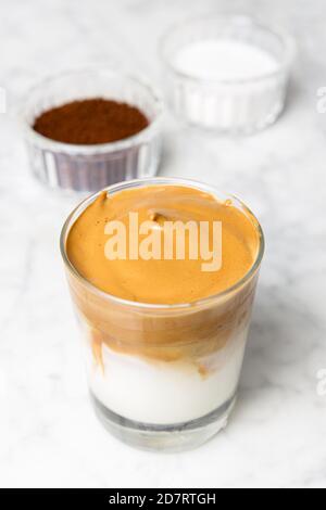 Iced Dalgona Kaffee, ein sehr beliebter Schlagkaffee während der Gefangenschaft des Covid19 Stockfoto